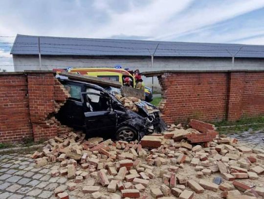 Wjechał w mur jednostki wojskowej w Oleśnicy 
