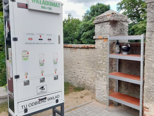 Wkładomaty i regały na znicze na cmentarzu w Bierutowie
