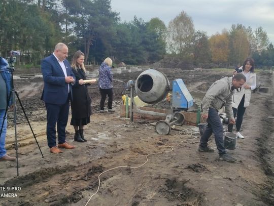 Wkopano akt erekcyjny pod nową siedzibę Urzędu Gminy