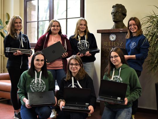 Władze powiatu dziękują za laptopy