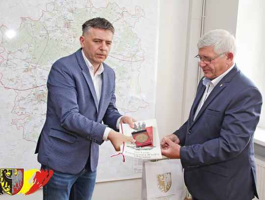 Władze powiatu gratulują żołnierskim organizacjom z Oleśnicy