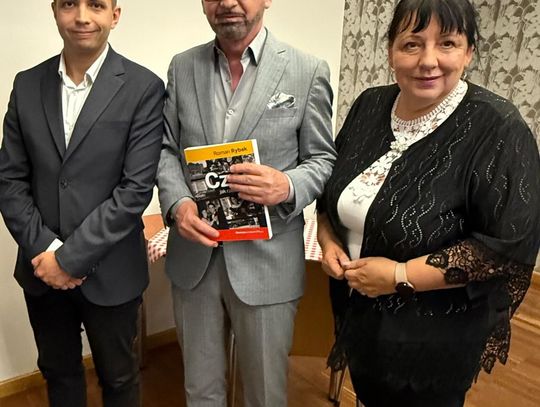 Władze powiatu na promocji książki o Oleśnicy w latach PRL-u