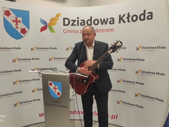 Wójt z gitarą na spotkaniu z seniorami