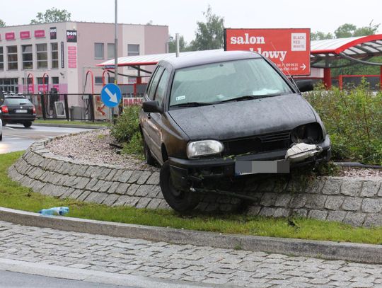 Wpadł w poślizg i wylądował na różanej rabacie ronda 