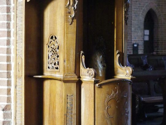 Wyborcza: "Parafianka z Oleśnicy zarzuca księdzu Teodorowi złamanie tajemnicy spowiedzi"