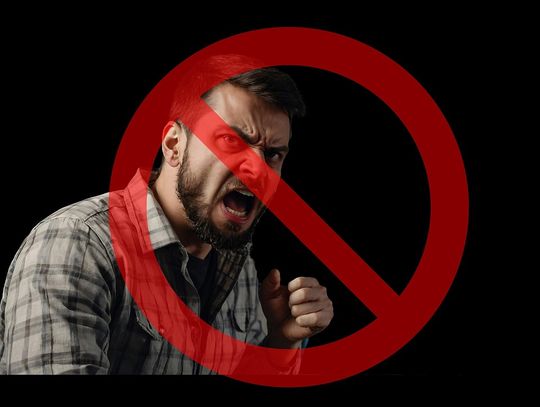 „Wyj... te drzwi i wszystkich was spalę!” Agresywny sąsiad terroryzuje osiedle