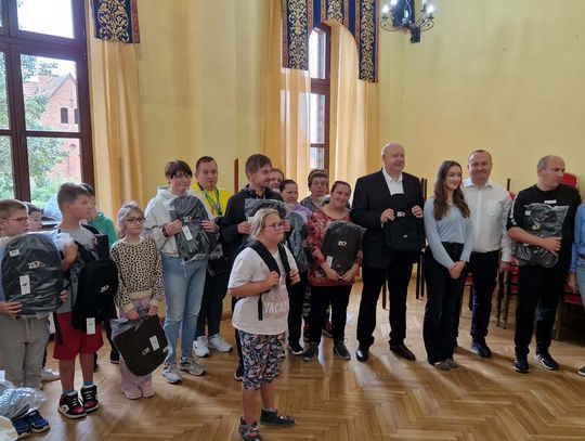 Wyjątkowy gest przed nowym rokiem szkolnym. Dzieci z Dobroszyc otrzymały „Plecaki pełne dobra”!