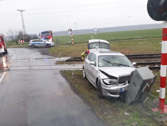 Wyleciał z drogi na przejeździe kolejowym