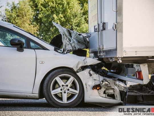 Wypadek na Dobroszyckiej - seat wbił się pod auto dostawcze