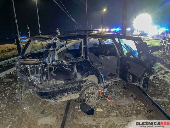 Wypadek na przejeździe kolejowym - auto dostało się pod pociąg