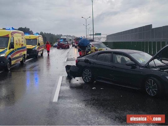 Wypadek na S8 pod Oleśnicą! Zderzyły się trzy auta, cztery osoby poszkodowane