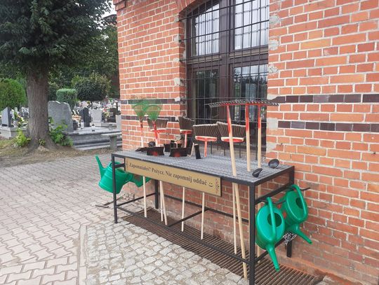 Wypożyczalnia narzędzi na cmentarzu