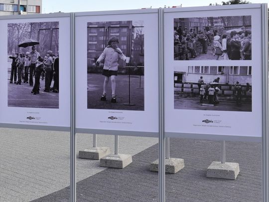 Wystawa plenerowa fotografii Bogdana Kuczmańskiego ,,Smaki dzieciństwa” - ,,Mleko” i ,,Wrotkarze".