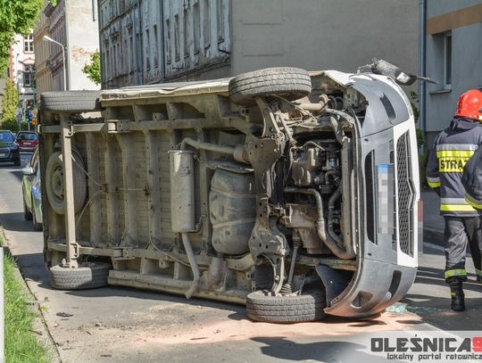 Wywrotka busa na Wałach Jagiellońskich w Oleśnicy