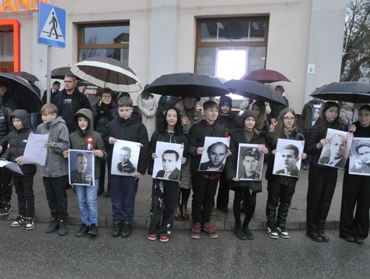 Z młodzieżą szkolną Żołnierzom Wyklętym