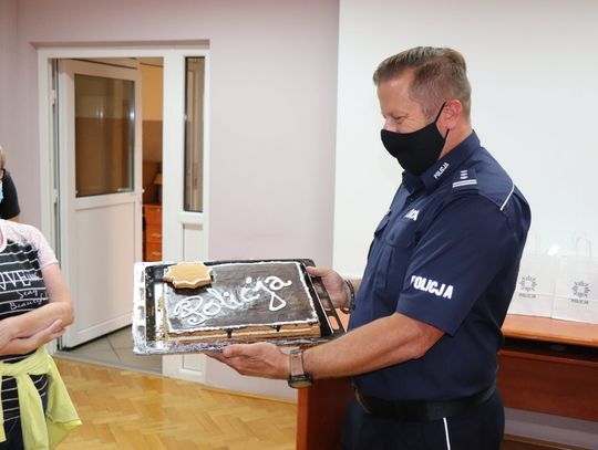 Z prezentem do Komendy Powiatowej Policji w Oleśnicy 