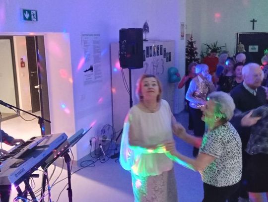 Zabawa i taniec seniorów w CUS Oleśnica