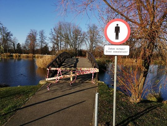 Zakaz wstępu w Parku Nad Stawami. Mostek grozi zawaleniem...