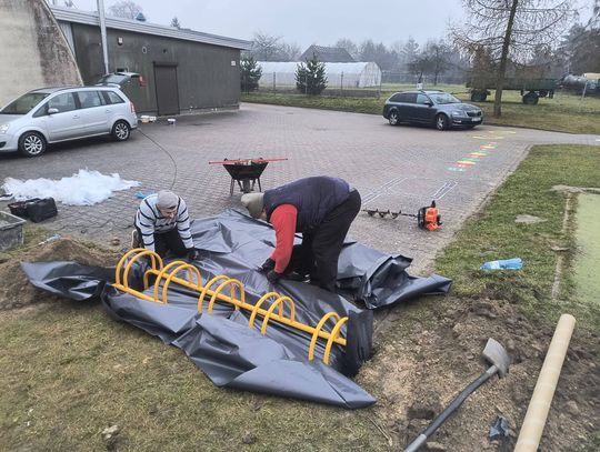 Zakończono prace przy modernizacji placu zabaw w ramach projektu GeKoN Zakończono prace przy modernizacji placu zabaw w ramach projektu GeKoN