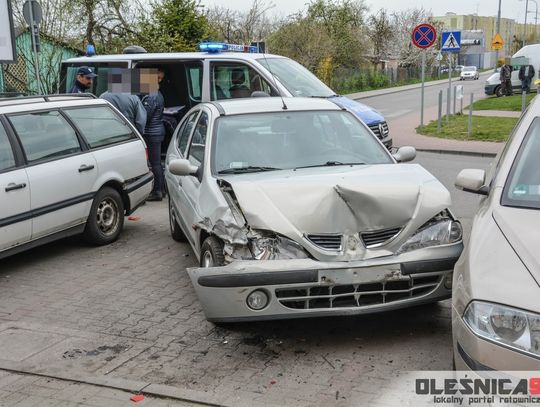 Zasłabł za kierownicą i uderzył w zaparkowane auta