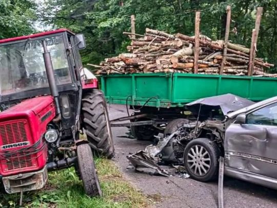 Zderzenie auta z ciągnikiem. Jedna osoba jest ranna