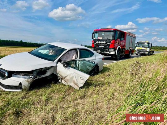 Zderzenie dwóch samochodów osobowych na drodze powiatowej