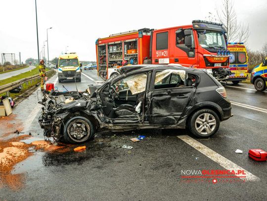 Zderzenie Flixbusa i opla pod Smardzowem. Kierująca zmarła w szpitalu (AKTUALIZACJA)
