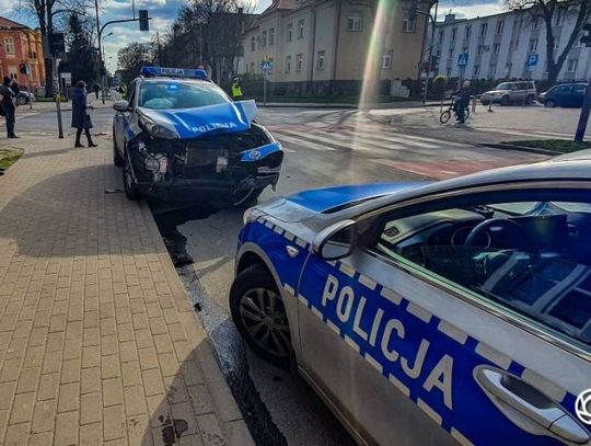 Zderzenie radiowozu z dostawczym volkswagenem
