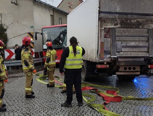 Zderzenie samochodu ciężarowego z autobusem komunikacji publicznej