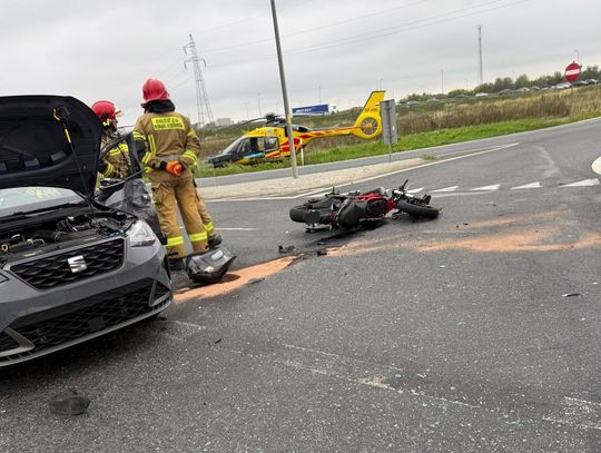 Zderzenie samochodu osobowego z motocyklem w Oleśnicy. Motocyklista trafił do szpitala