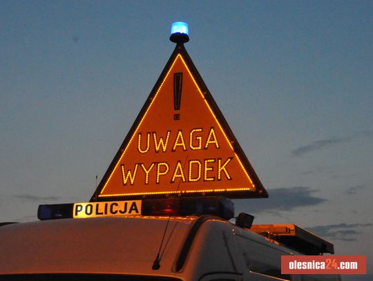 Zderzenie samochodu z motocyklem na skrzyżowaniu w Oleśnicy. Motocyklista z obrażeniami