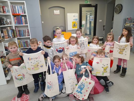 Pierwsze spotkanie Klubu Książkowych Jeżyków w 2026 roku – śnieg, bajki i torby pełne marzeń