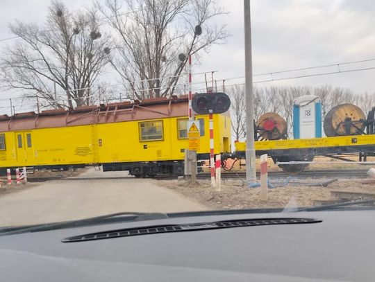 Zgłoszenie mieszkańca: przejazd w Gręboszycach bez rogatek i świateł podczas remontu torów