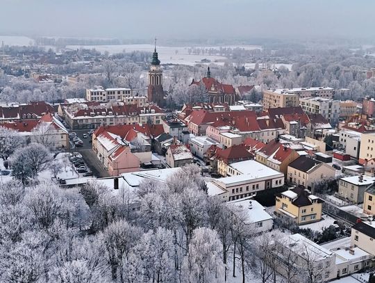 Zima w Sycowie w pełni – miasto otulone śniegiem i lodowymi koronami