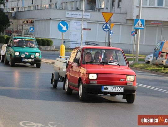 Zlot fiatów 126 - kawalkada przejechała przez Oleśnicę