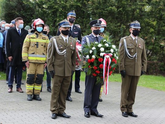 Złożyli wieńce pod Pomnikiem Kombatantów w Oleśnicy