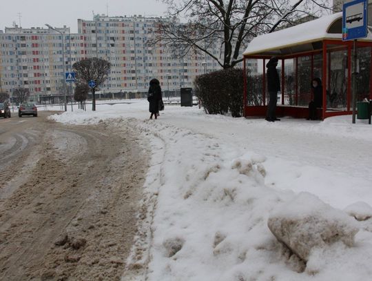 Zmrożone zaspy niebezpieczne dla pasażerów miejskiej komunikacji w Oleśnicy