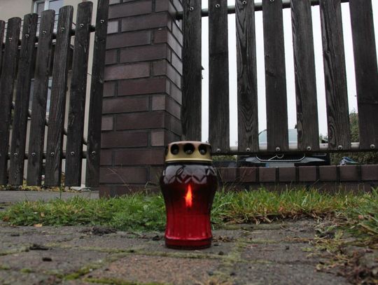 Znicz płonie w miejscu tragedii w Oleśnicy