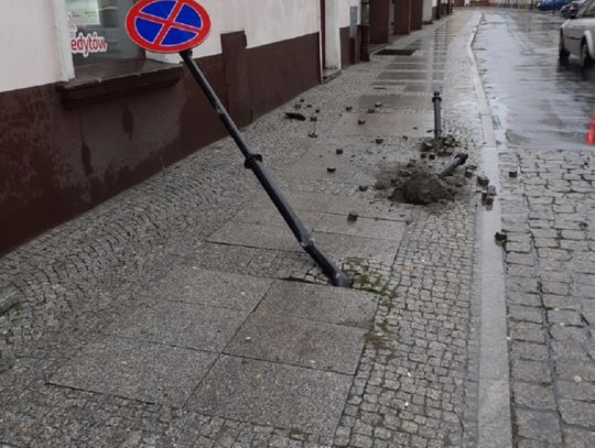Zniszczony słupek i słup przy wyjeździe z Rynku w Oleśnicy 