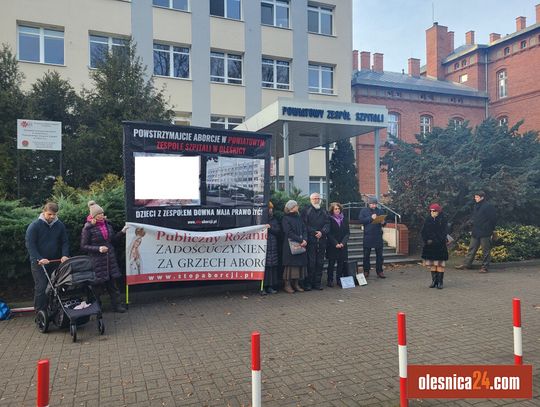 Znów różaniec pod szpitalem