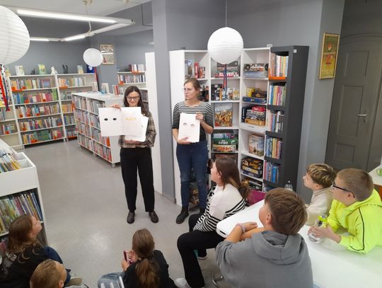 Zobaczyć niewidoczne! Niezwykła lekcja wyobraźni dla oleśnickich uczniów w Bibliotece „Pod Sową” [FOTO]