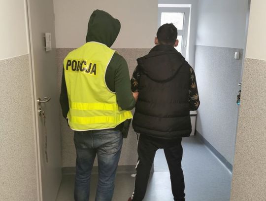 Zrobił 15 wypłat z nie swojej karty bankomatowej