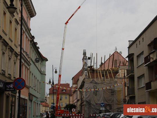 Żuraw w akcji na 3 Maja w Oleśnicy  