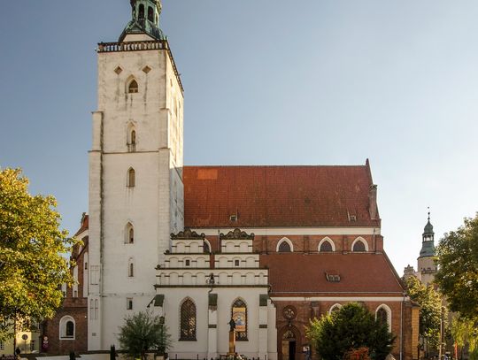 Zwiedzaj nocą bazylikę w Oleśnicy 