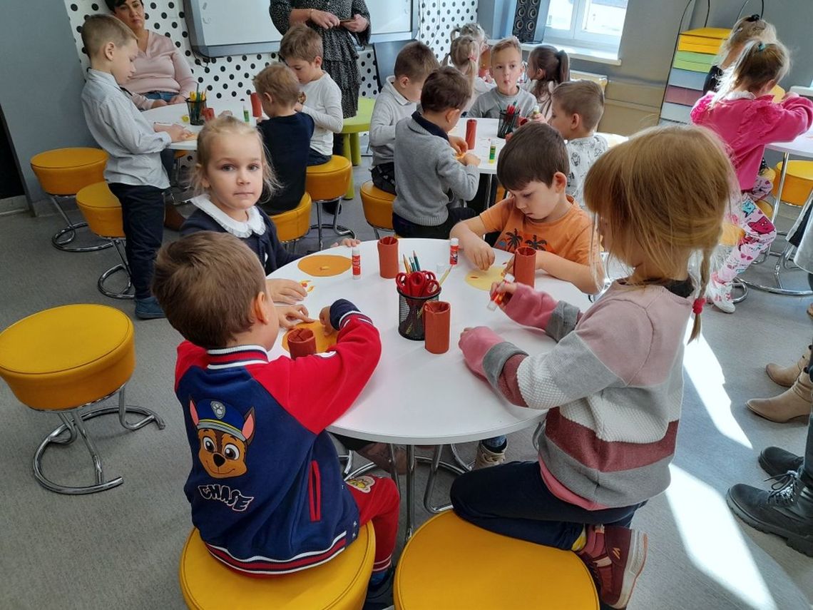 Przedszkolaki i uczniowie w bibliotece w Oleśnicy