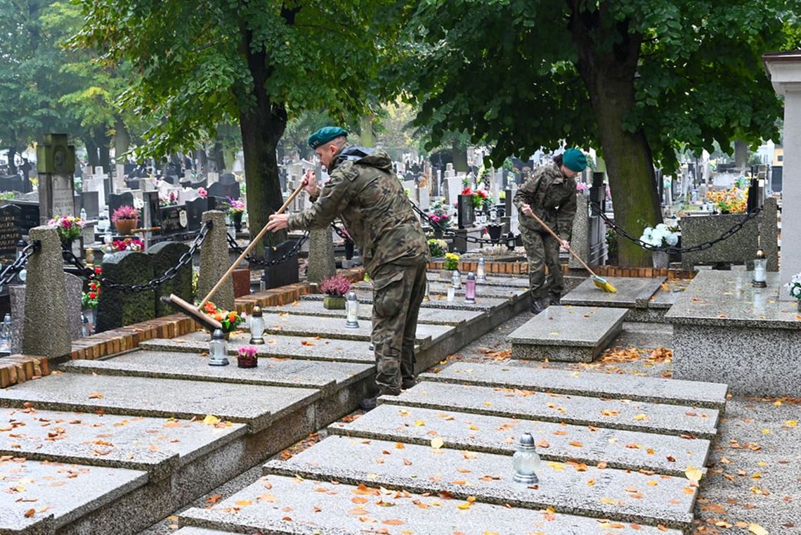 Żołnierze z Oleśnicy na grobach powstańców