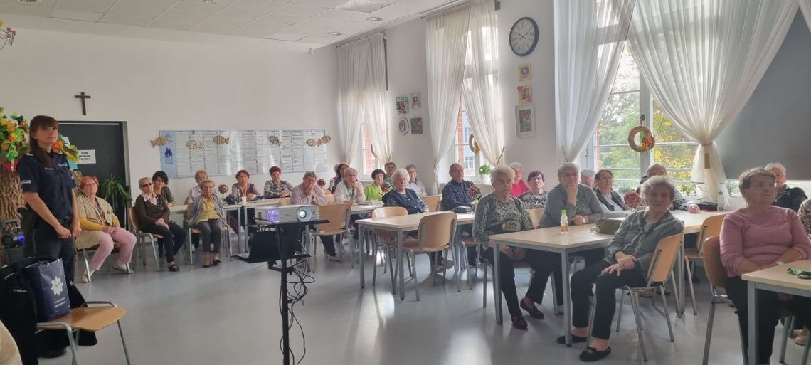 Seniorzy spotkali się z policjantką