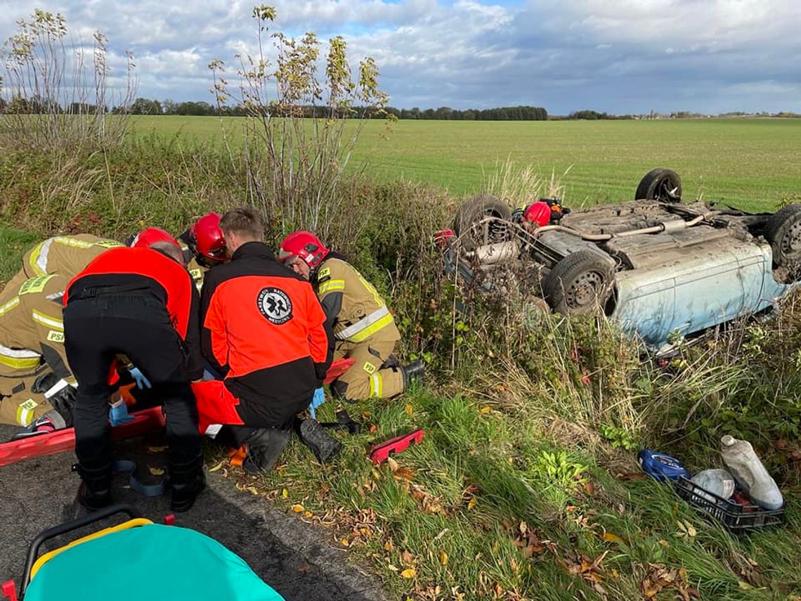 Auto wypadło z drogi. Trzy osoby ranne