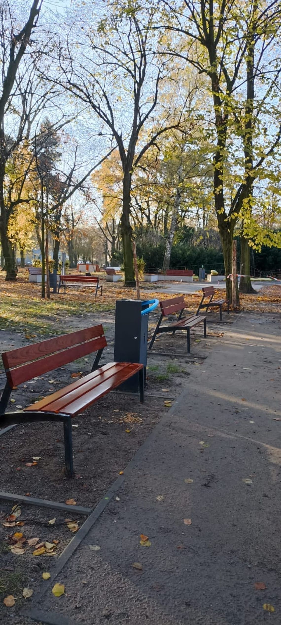 W parku Kolejarzy Oleśnickich postawili ławeczki