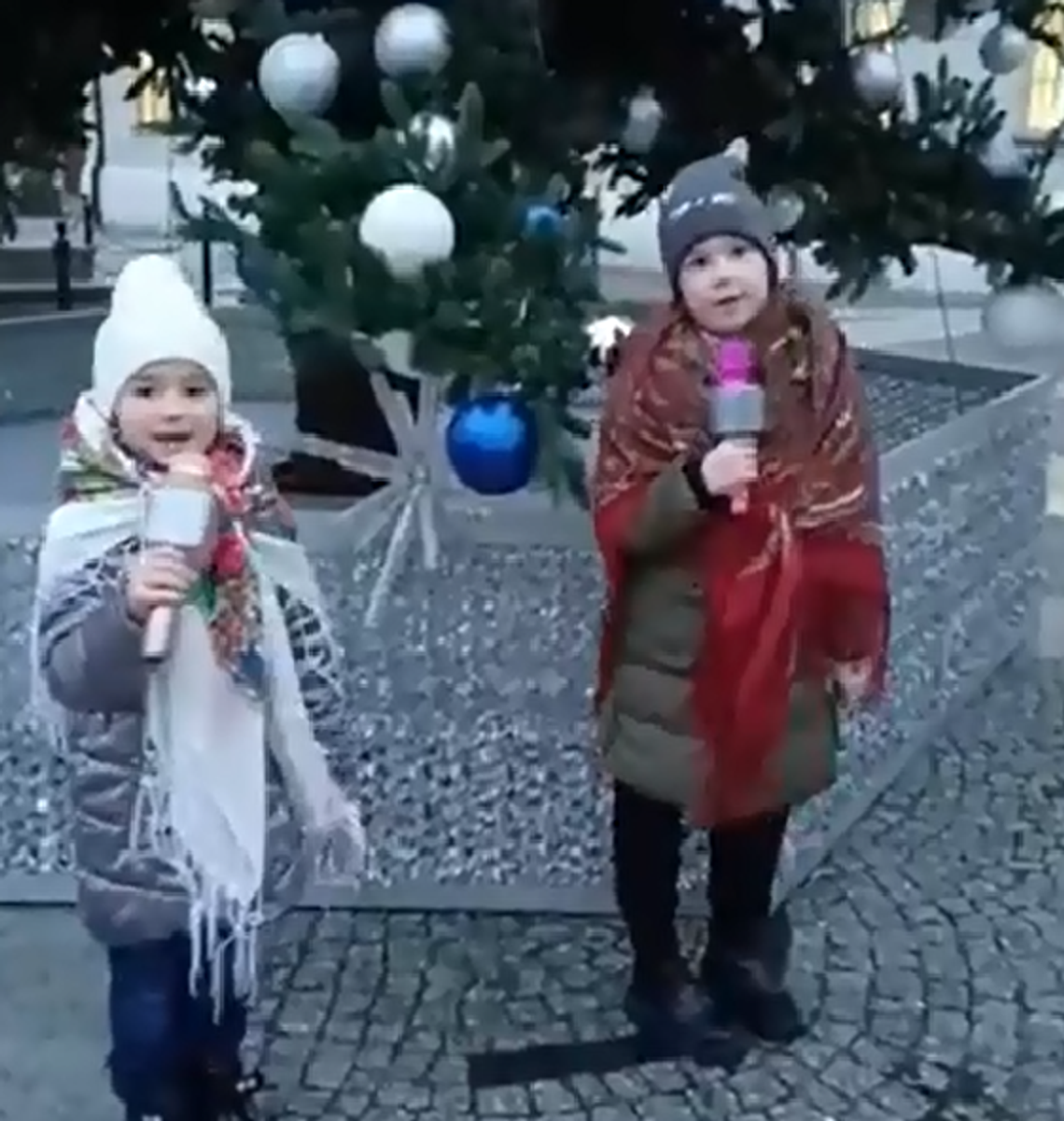 Weronika i Anetka śpiewały kolędy na rynku w Oleśnicy (WIDEO)